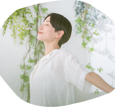 深呼吸する女性